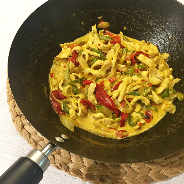 Puñado Joven Escalera Wok de pollo al curry con verduras | Factor Gastronómico