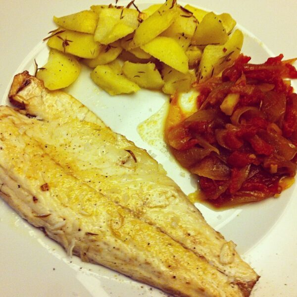 Recepta del llobarro a la planxa amb sofregit agredolç i patates aromatitzades