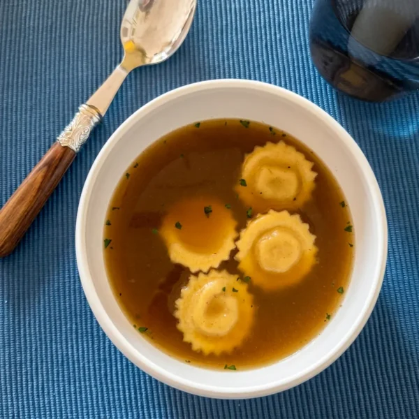 Caldo de cebolla casero: una receta lenta, sabrosa y reconfortante